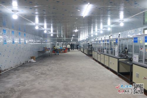 臨川區(qū)羅針鎮(zhèn)電子加工廠讓村民實(shí)現(xiàn) 家門(mén)口 就業(yè) 圖